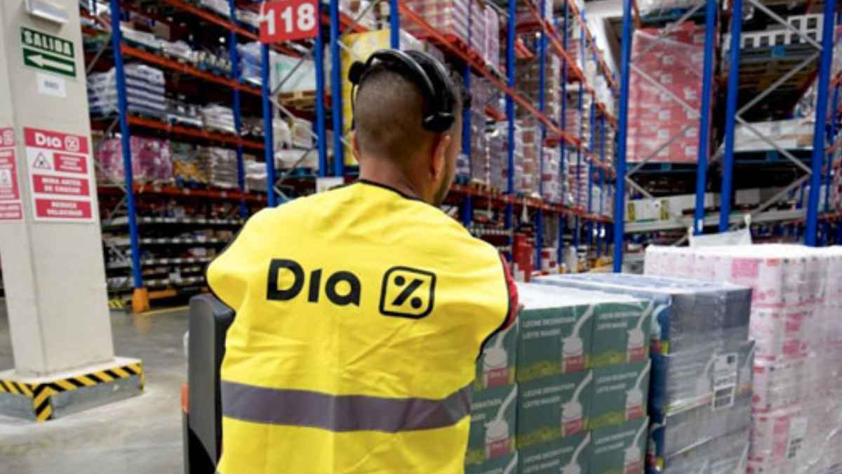 Trabajador de DIA preparando pedidos en un almacén logístico de la cadena de supermercados