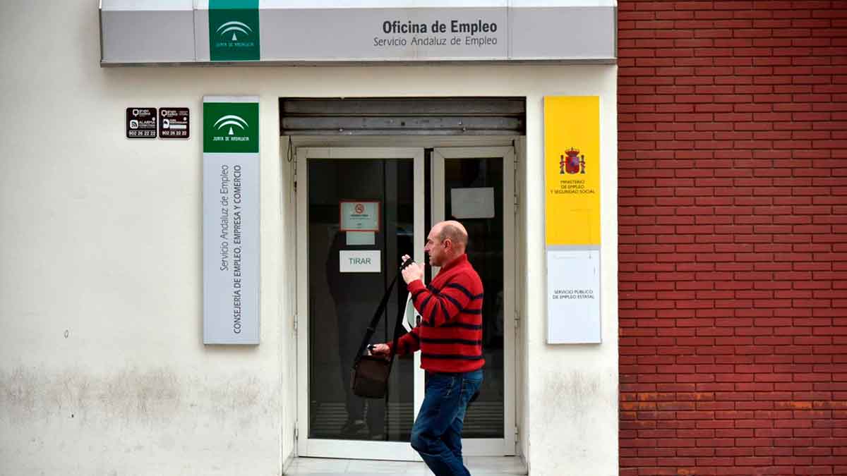 Persona accediendo a una oficina de empleo en España por aumento del paro entre mayores de 55 años