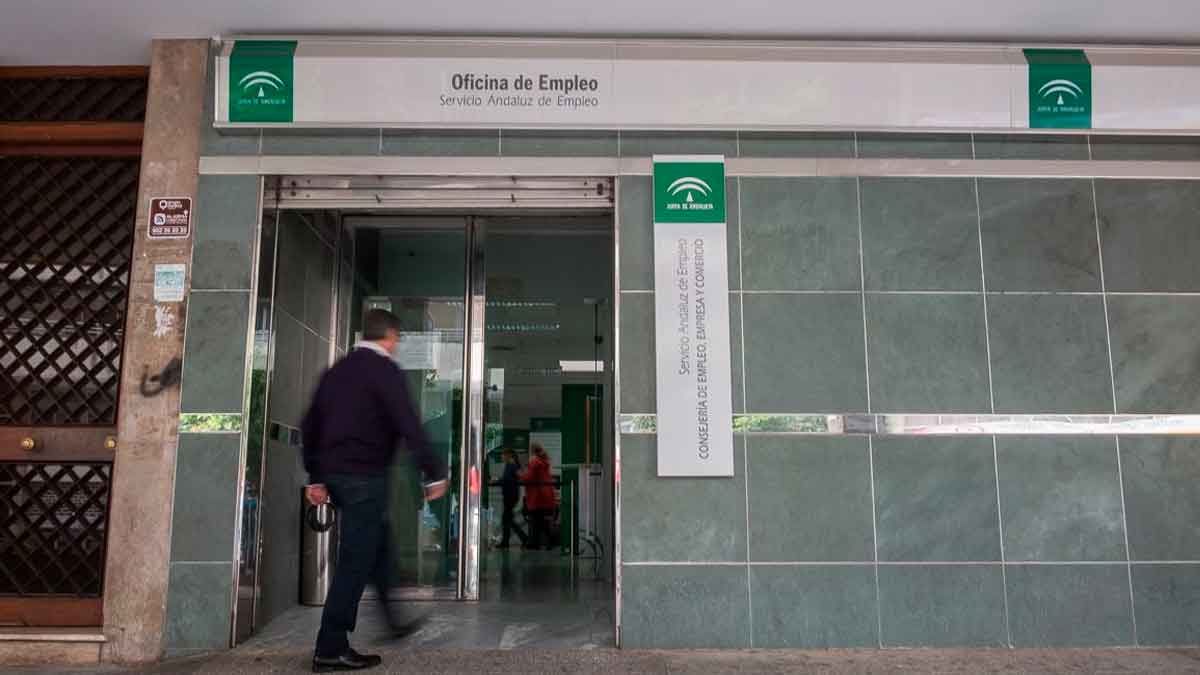 Hombre entrando a una oficina de empleo del Servicio Andaluz de Empleo en España