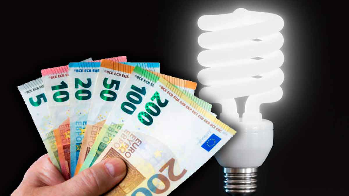 Billetes de euro junto a una bombilla encendida que simboliza la subida de la factura de la luz en 2026