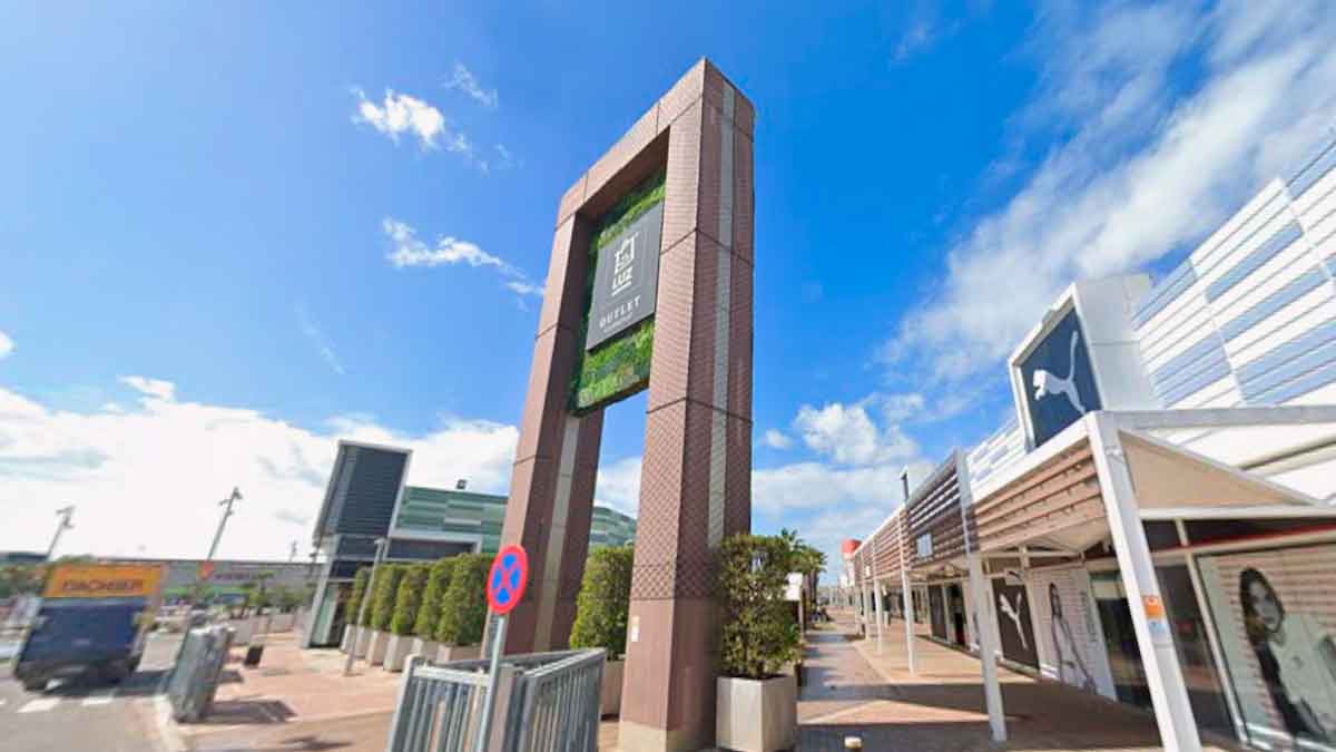 Entrada del CC Luz Shopping en Jerez de la Frontera, donde se oferta empleo de 16 horas en turno de tarde