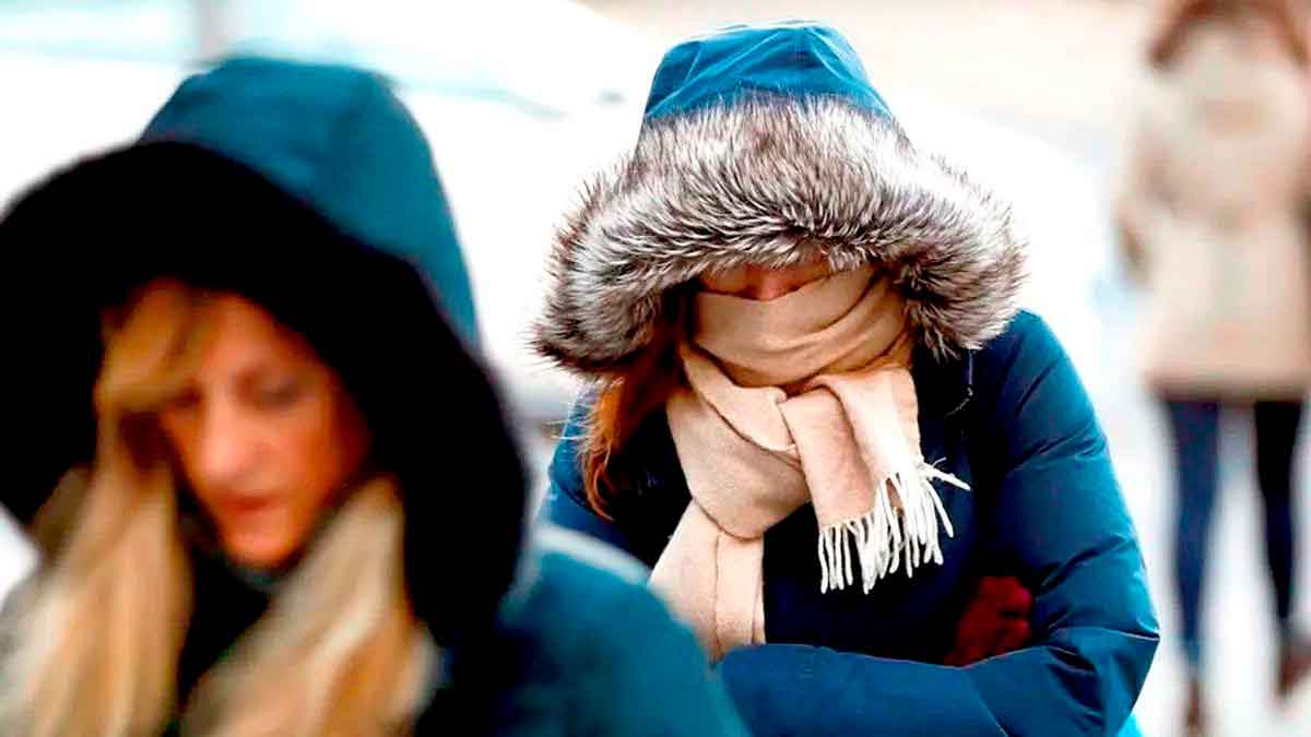 Personas abrigadas por el frío durante una ola de descenso térmico en Andalucía
