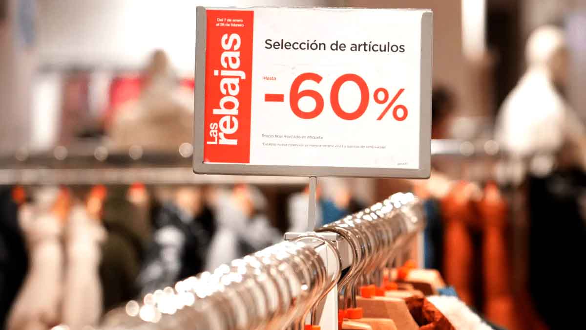 Cartel de rebajas de invierno con descuentos de hasta el 60 % en una tienda de ropa