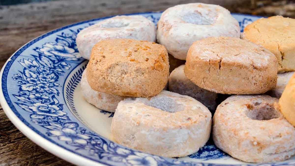 Polvorones tradicionales andaluces sobre plato, uno de los dulces más típicos de la repostería navideña en Andalucía