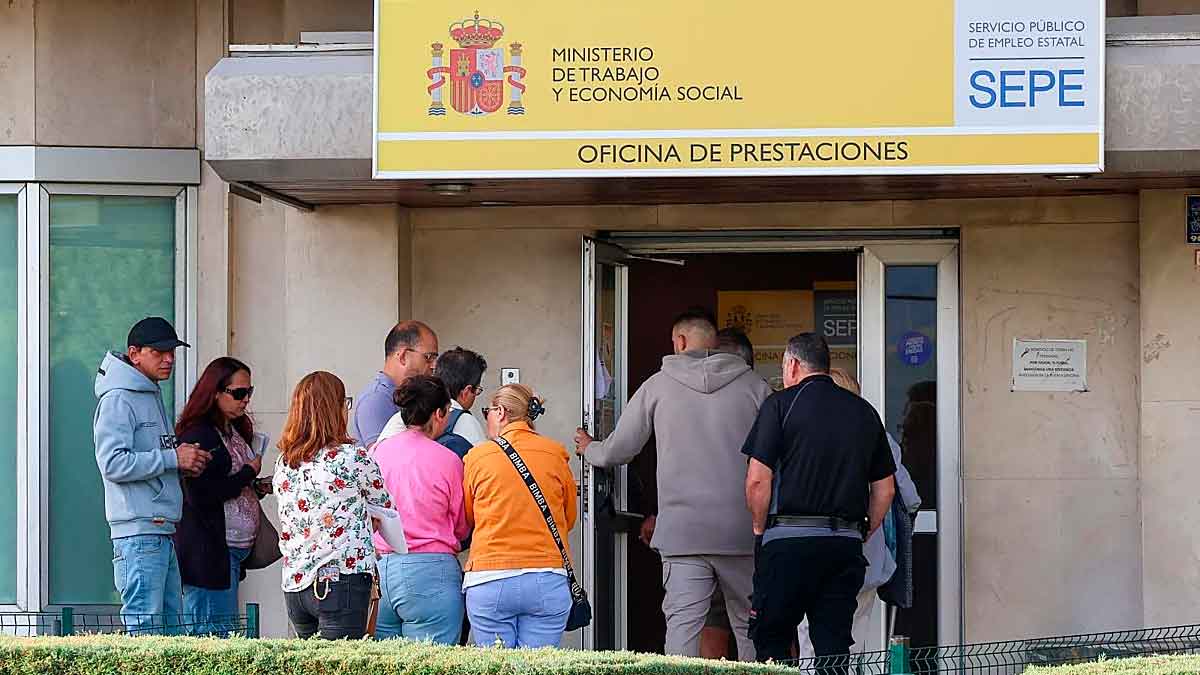 Personas esperando en una oficina del SEPE para informarse sobre el subsidio para mayores de 52 años