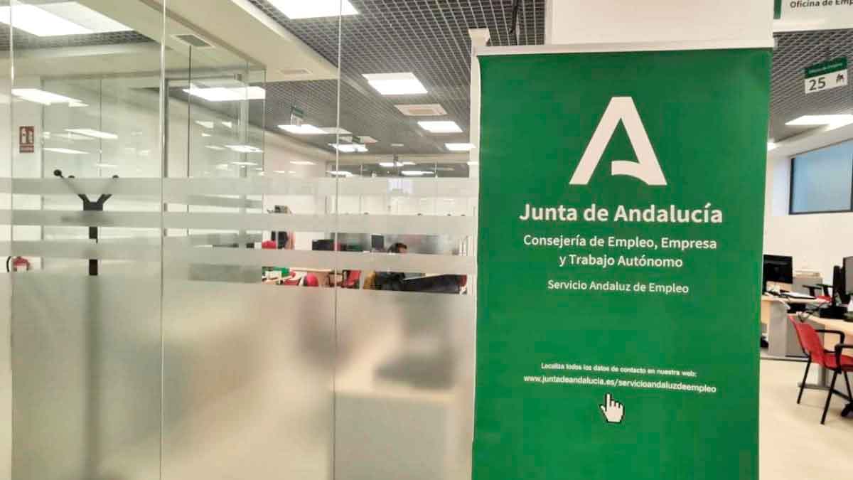 Oficina del SAE con cartel de la Junta de Andalucía del Servicio Andaluz de Empleo