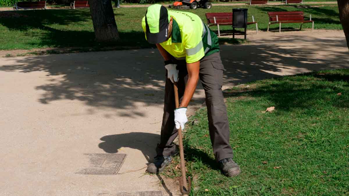 Trabajador de jardinería realizando labores de mantenimiento en un parque de Andalucía