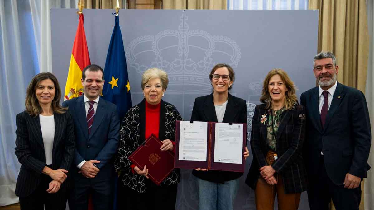 Representantes del Ministerio de Sanidad y de la ingeniería firman un acuerdo para modernizar el sistema sanitario español