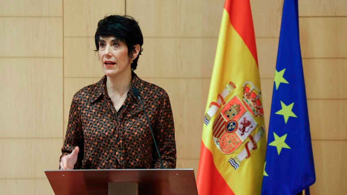 La ministra Elma Saiz explicando cambios en el complemento a mínimos de la pensión de viudedad para 2026