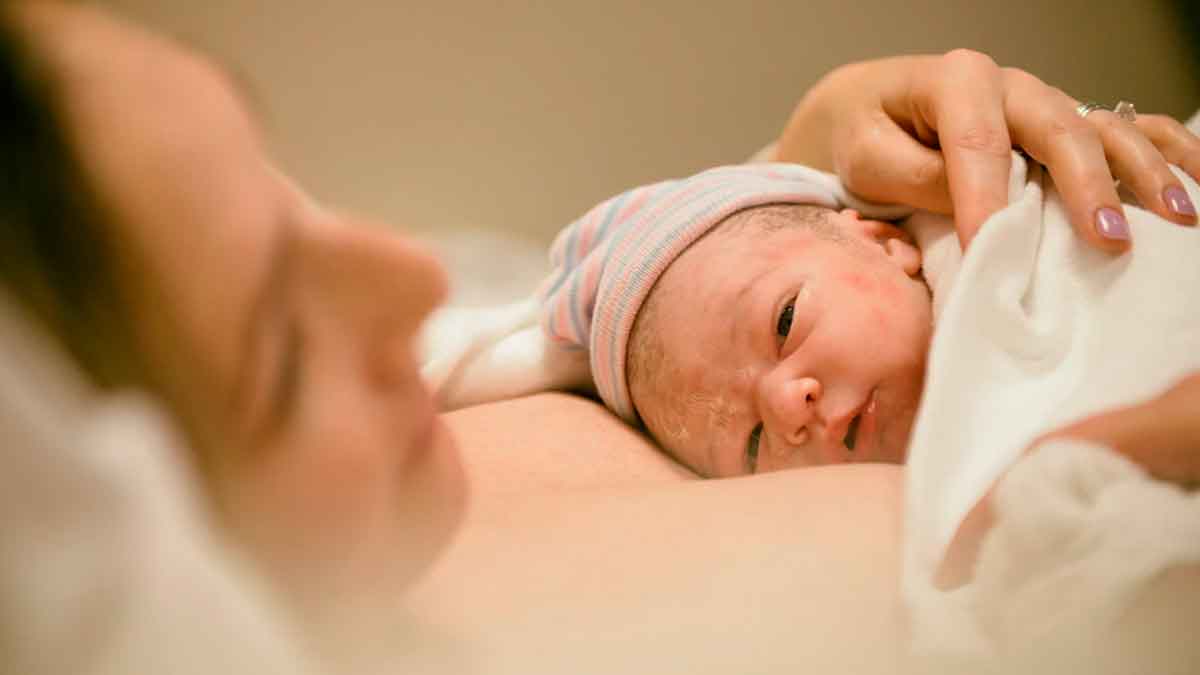 Recién nacido junto a su madre tras el parto, imagen representativa de las ayudas por nacimiento en Andalucía en 2026