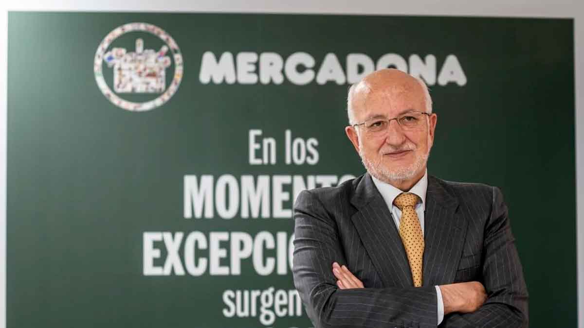 Directivo de Mercadona durante un anuncio sobre nuevas condiciones laborales y mejoras para los trabajadores