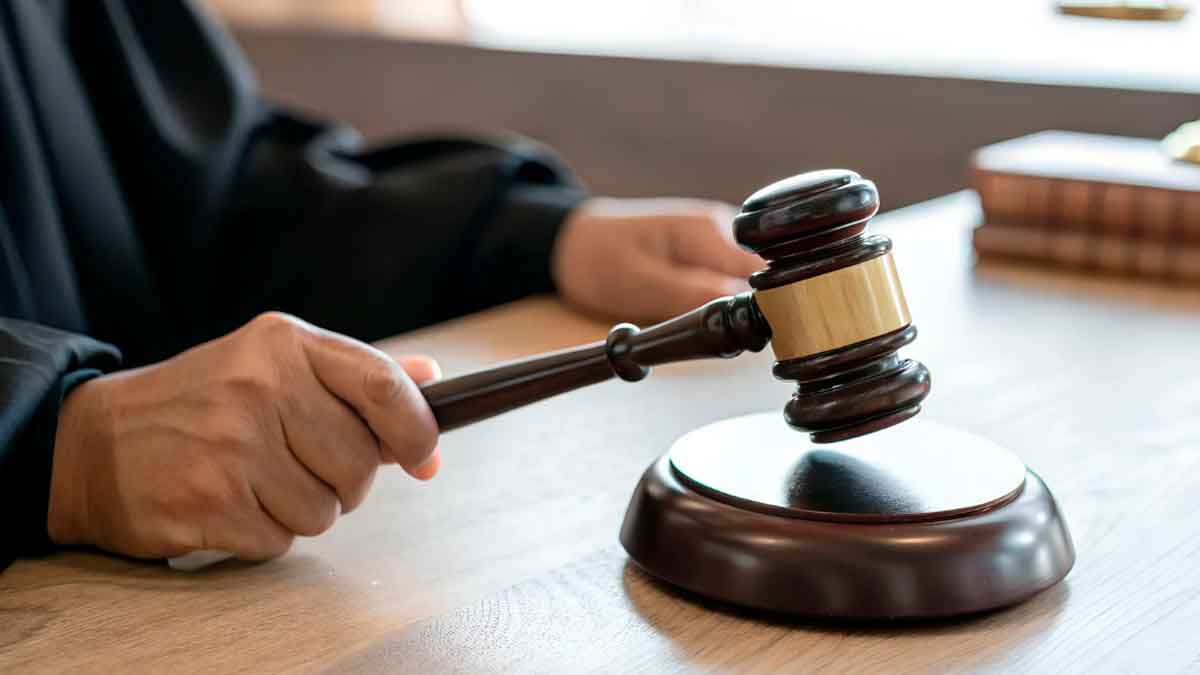 Juez usando un mazo durante una resolución judicial en un tribunal