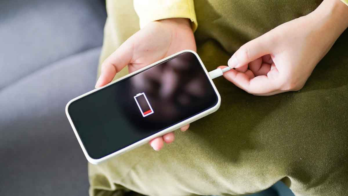 Persona conectando un móvil con batería baja para cargarlo correctamente