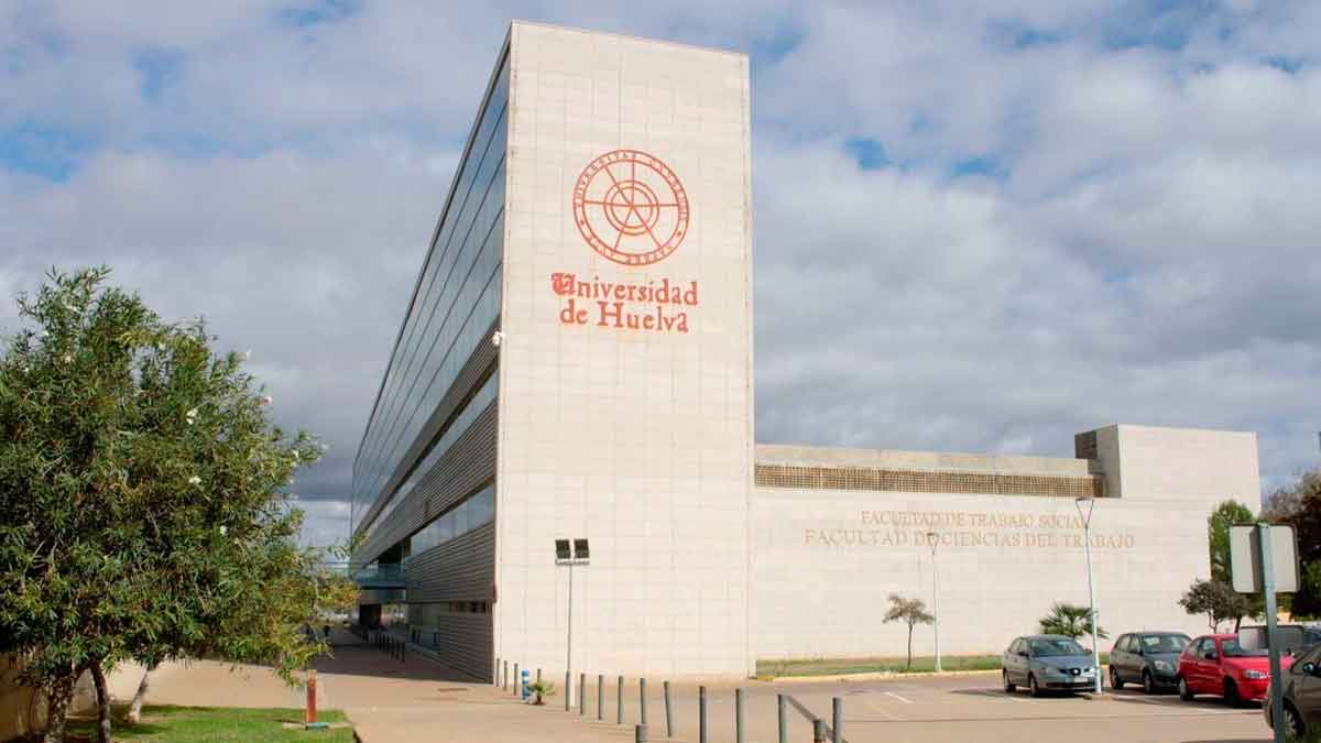 Fachada de la Universidad de Huelva donde se convocan 45 plazas de auxiliar administrativo