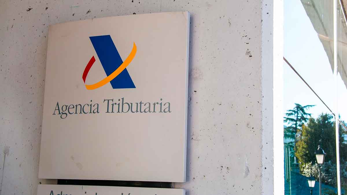 Fachada con el logotipo de la Agencia Tributaria tras el retraso de Verifactu para pymes y autónomos