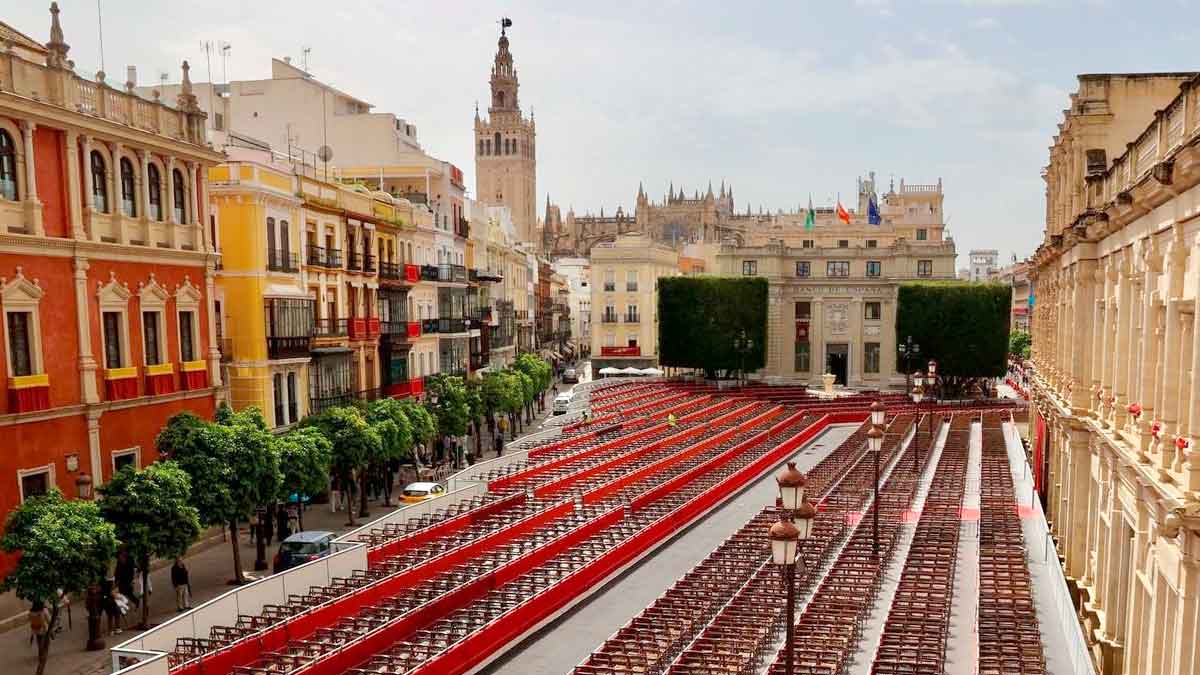 Sillas y palcos de la carrera oficial de la Semana Santa de Sevilla preparados para la renovación de abonos