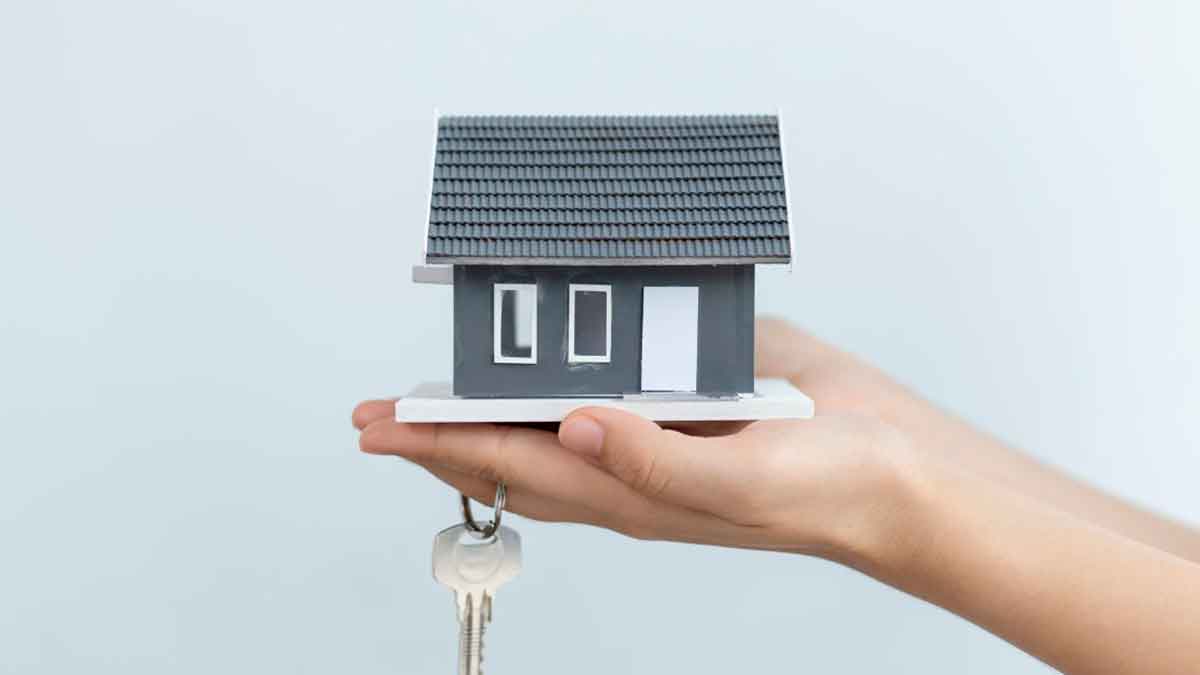 Mano sosteniendo una casa con llaves, imagen representativa del Bono Alquiler Joven en Andalucía