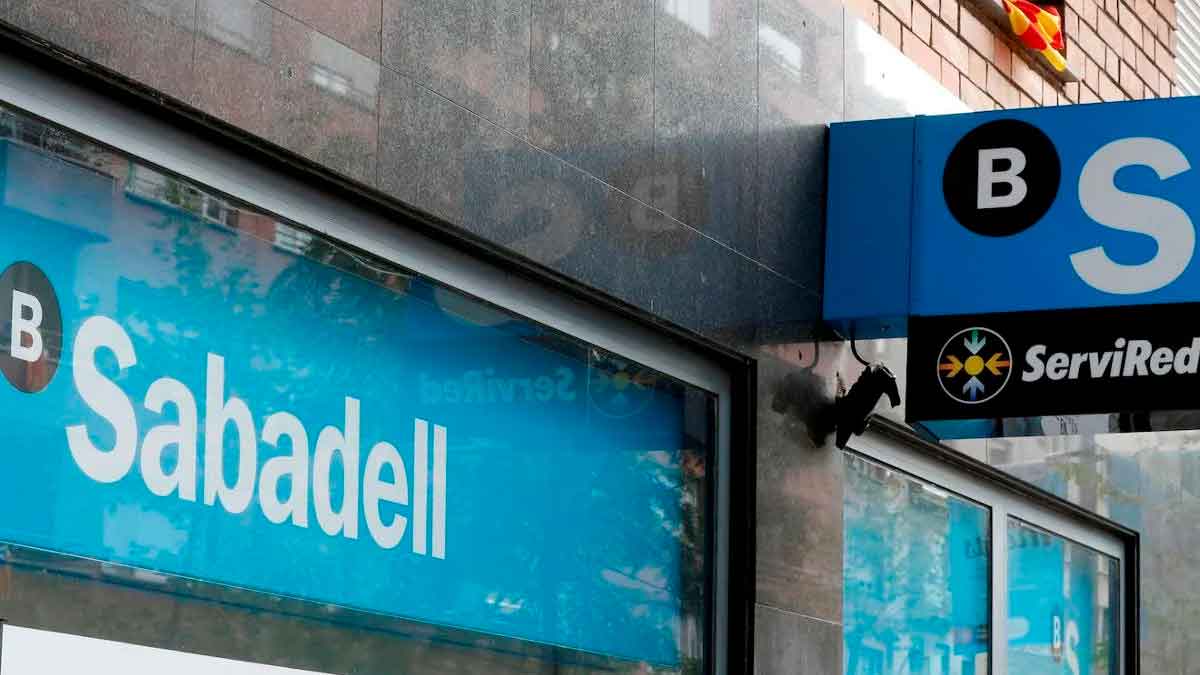 Fachada de una oficina de Banco Sabadell en España