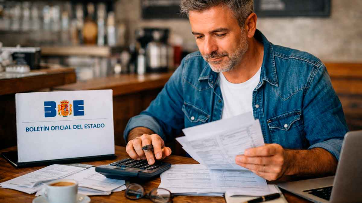 Autónomo revisando facturas y cálculos tras la prórroga de los módulos publicada en el BOE para 2026