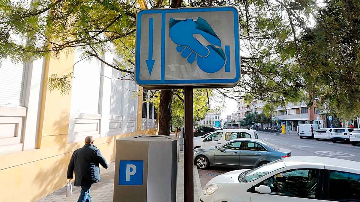 Parquímetro de zona azul con aparcamiento gratuito para coches cero emisiones en un ayuntamiento andaluz