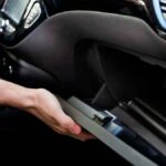 La baliza V16 y otros elementos que debes llevar en el coche en 2026 para evitar multas de la DGT