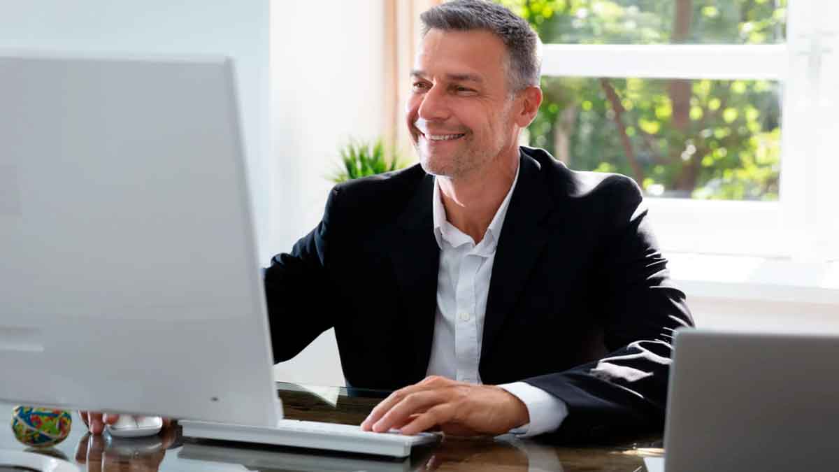 Despedido por conectarse a internet más de 1.000 veces para asuntos personales y acaba indemnizado con más de 39.000 euros