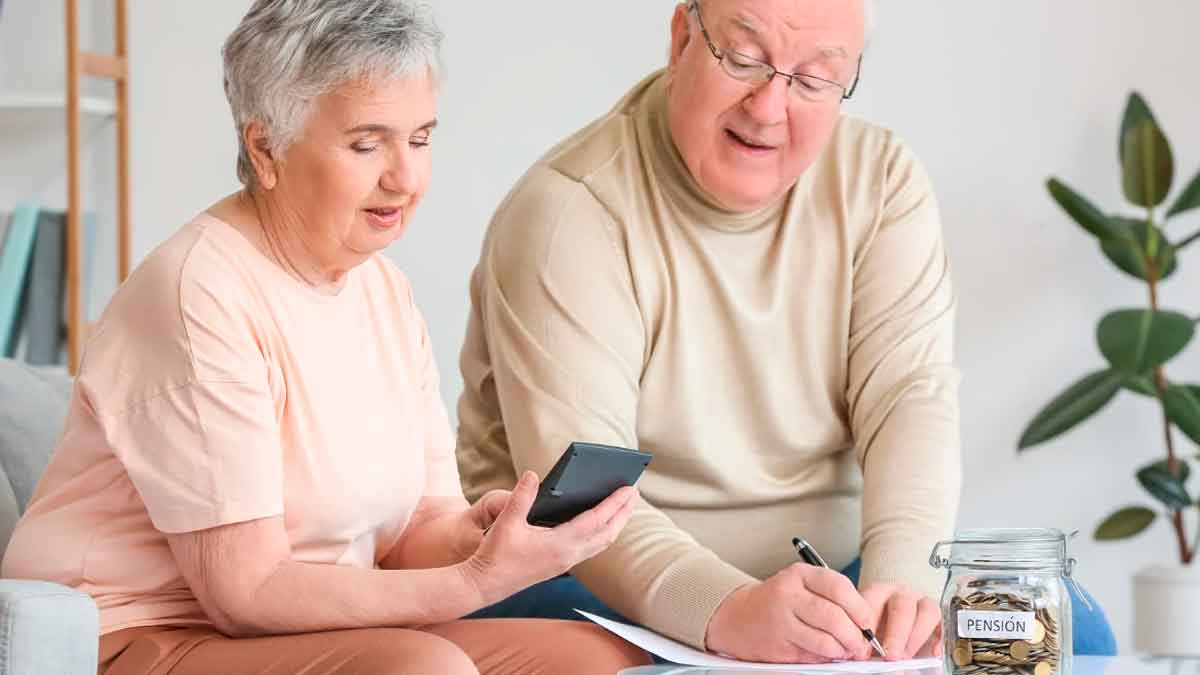 Pareja de jubilados revisando cambios en la pensión tras la subida de la edad de jubilación en 2026