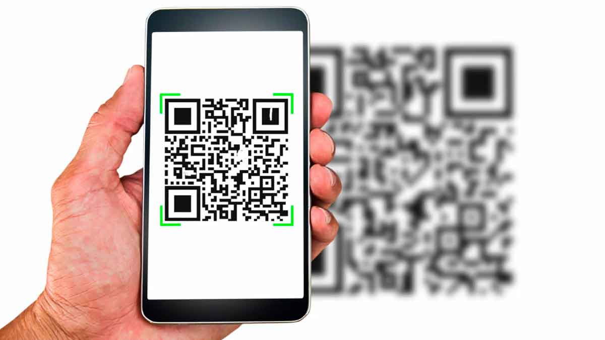 Teléfono móvil escaneando un código QR que se incorporará obligatoriamente en las facturas según la nueva normativa de Hacienda