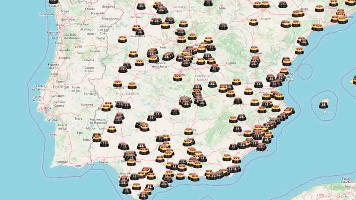 Mapa de España con múltiples balizas V16 activas que muestran la ubicación de vehículos averiados en tiempo real