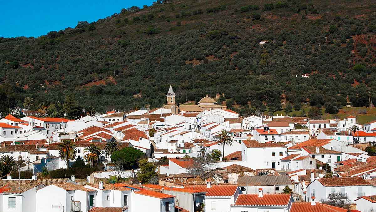 Vista panorámica de Higuera de la Sierra, el pueblo con la cabalgata de Reyes más antigua de Andalucía