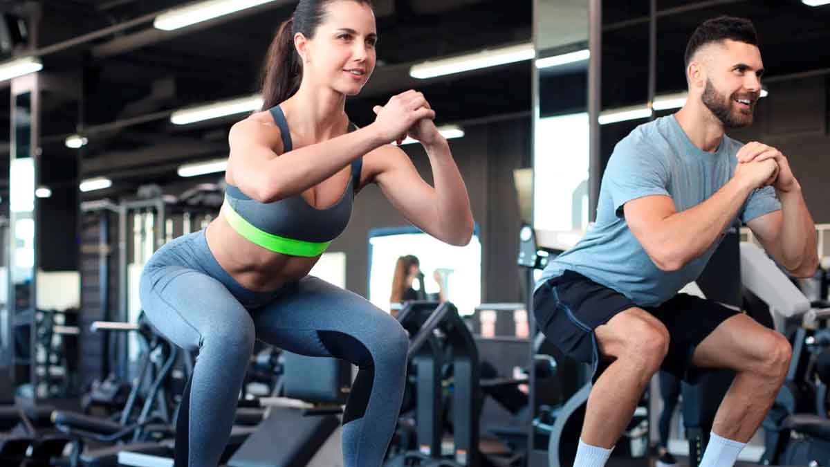 Personas entrenando en un gimnasio de Andalucía, gasto deducible en la Renta 2026