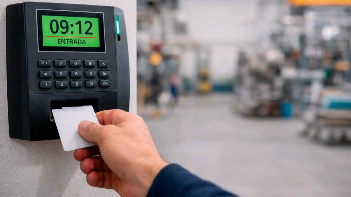 Fichaje de entrada en el trabajo con retraso y control horario laboral
