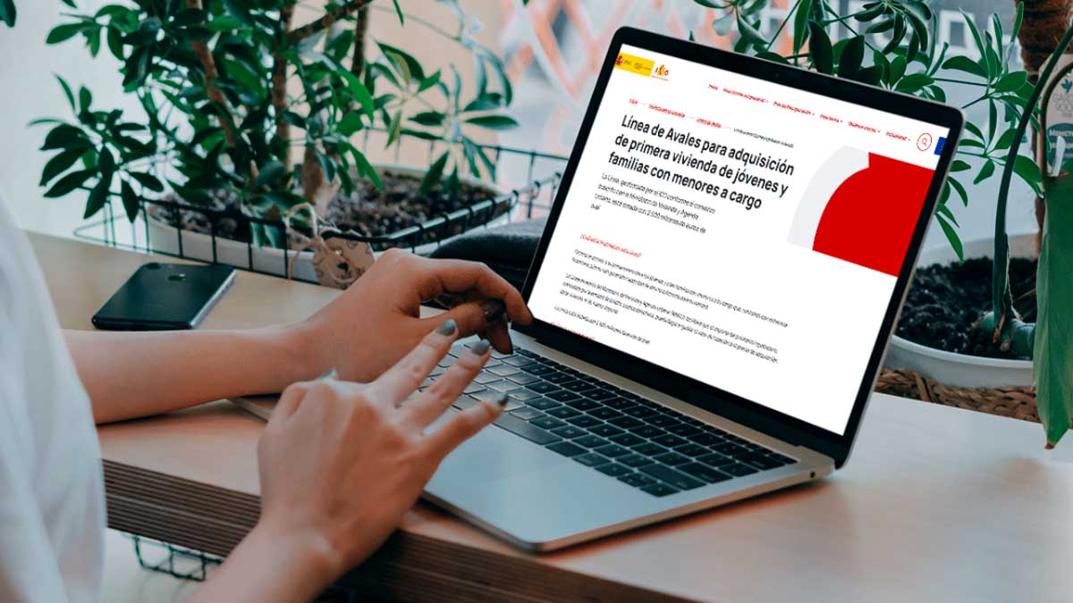 Persona consultando la línea de aval ICO del 20 % para comprar primera vivienda en la web oficial