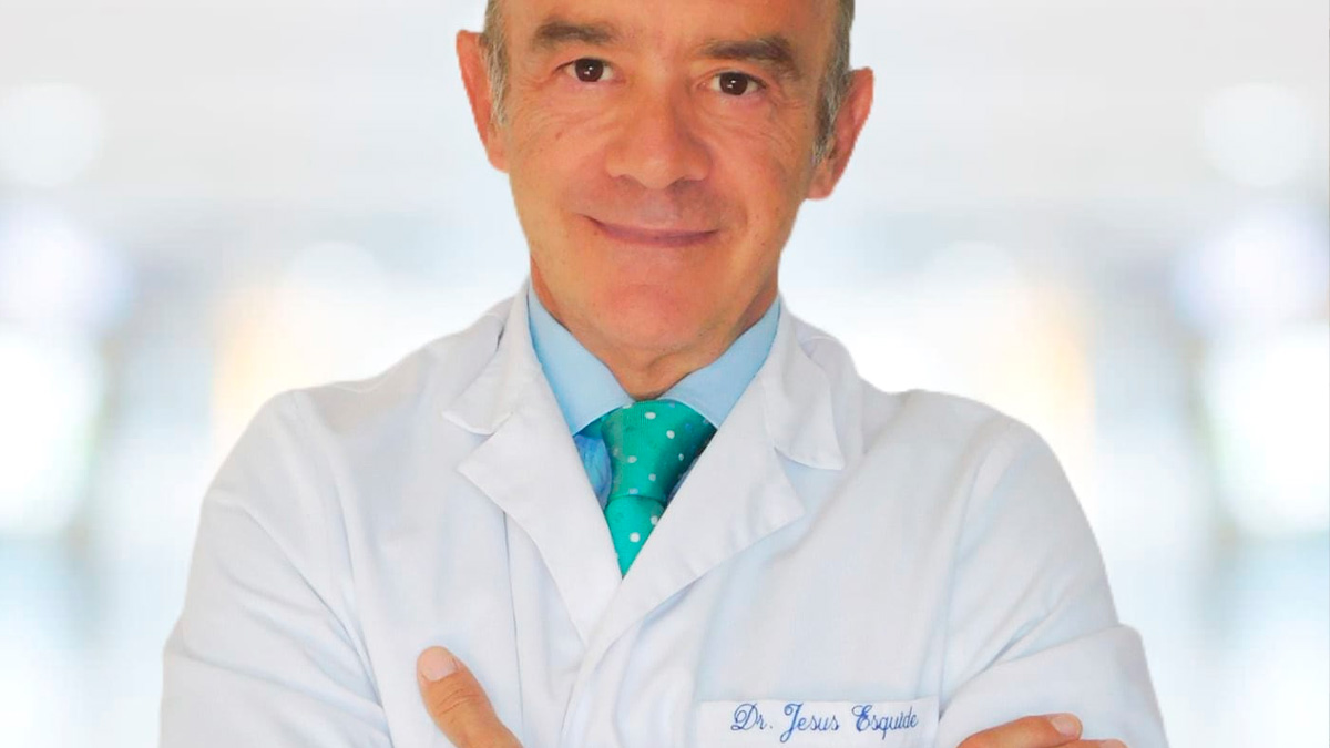 Doctor Jesús Esquide, experto en longevidad, en una imagen de consulta médica