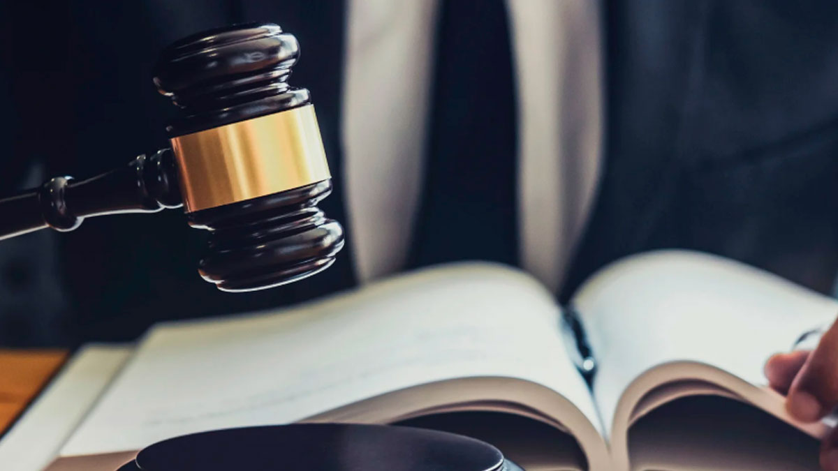 Mazo de juez sobre libro de leyes en un juzgado por despido improcedente con indemnización y paro