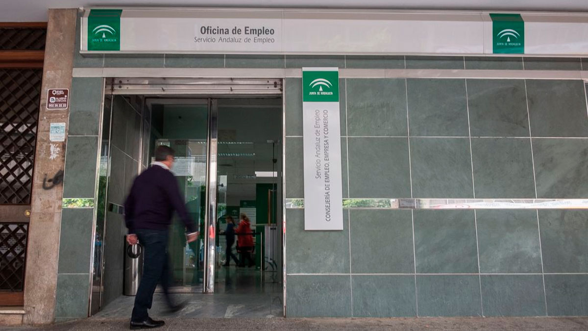 Fachada de una oficina del Servicio Andaluz de Empleo para cita previa en 2026