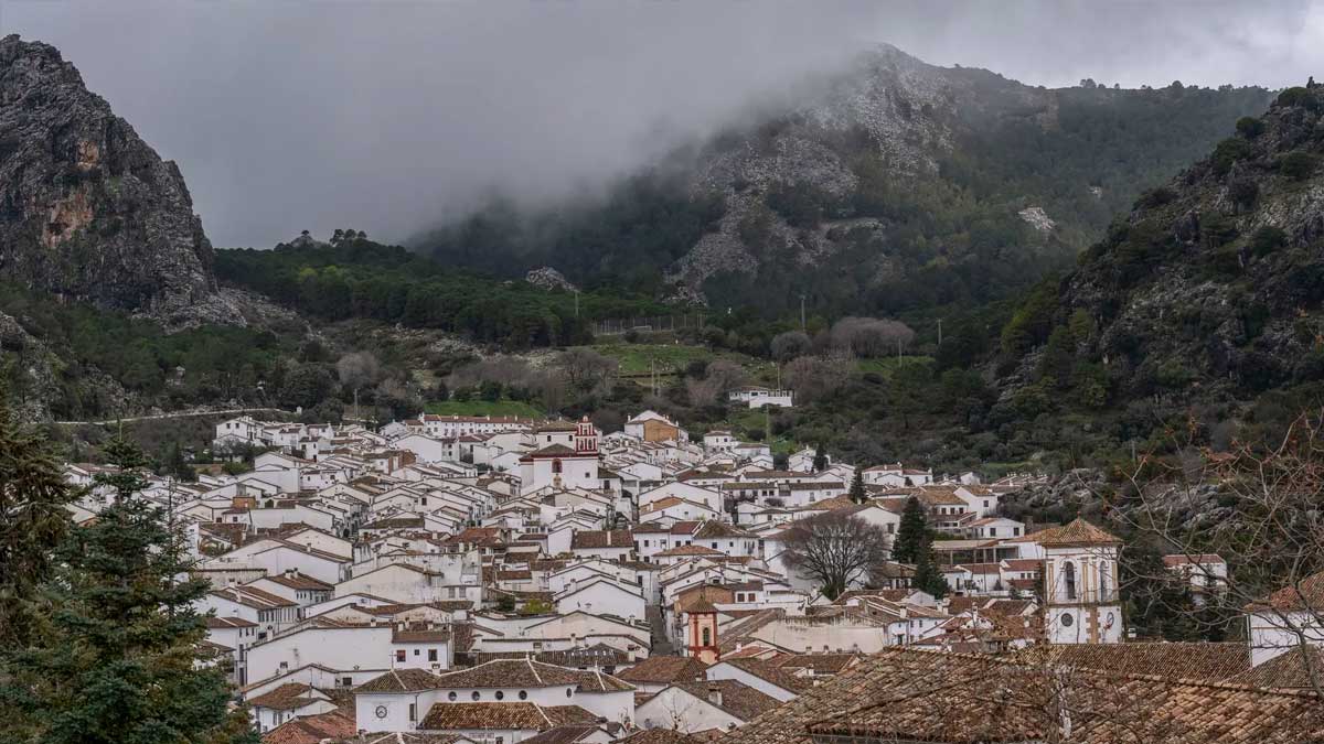 Vista general de Grazalema tras el temporal con viviendas blancas y zona montañosa al fondo