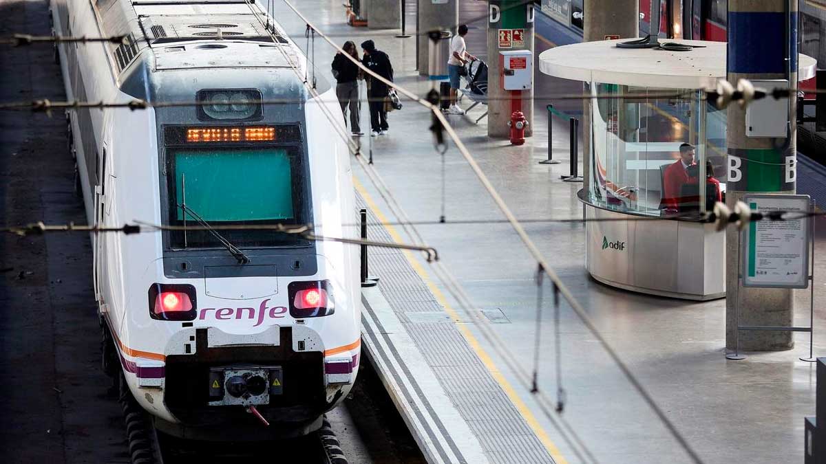 Tren de Renfe en estación tras sentencia por despido disciplinario