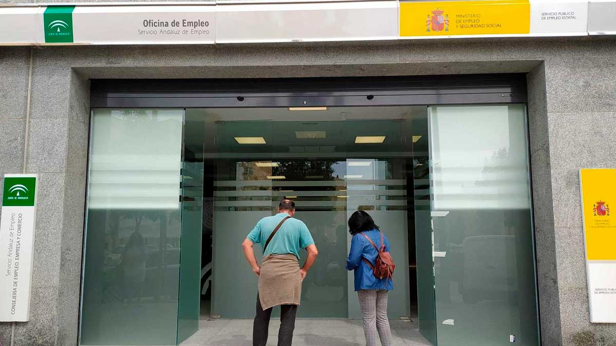 Oficina del SEPE con personas entrando para informarse sobre subsidios por desempleo vinculados al IPREM