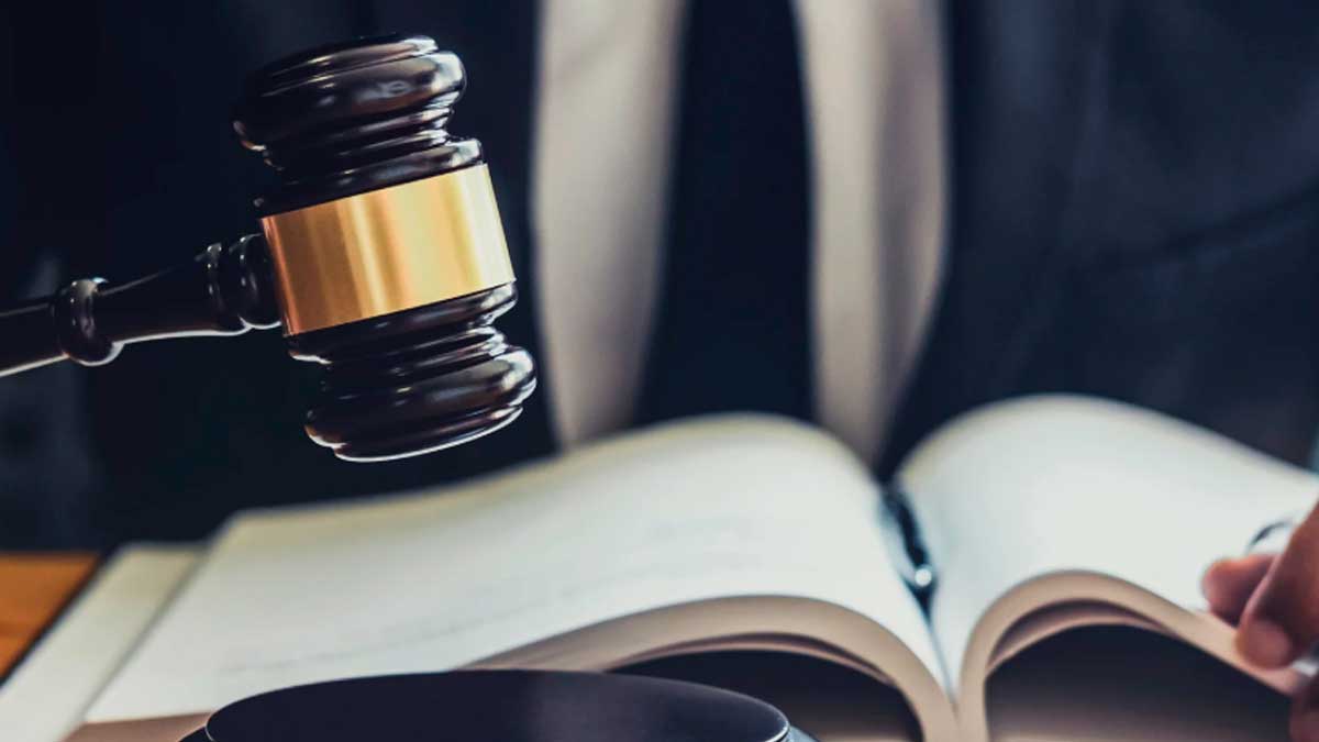 Mazo judicial sobre libro de leyes por sentencia que reconoce accidente laboral a trabajadora durante su descanso