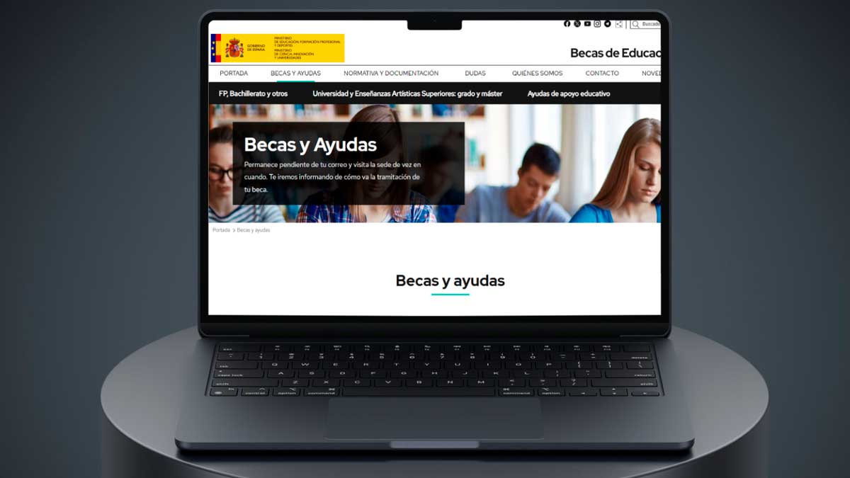 Página oficial de becas MEC del Ministerio de Educación en un ordenador con la información del curso 2026-2027 publicada en el BOE