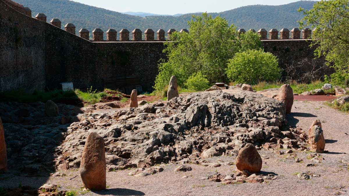 Cromlech en el castillo de Cumbres Mayores en Huelva con menhires restaurados