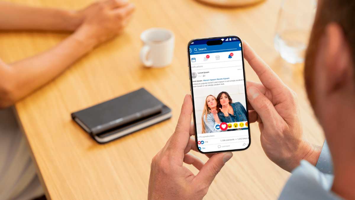 Usuario revisando perfil de Facebook en móvil para detectar estafa online