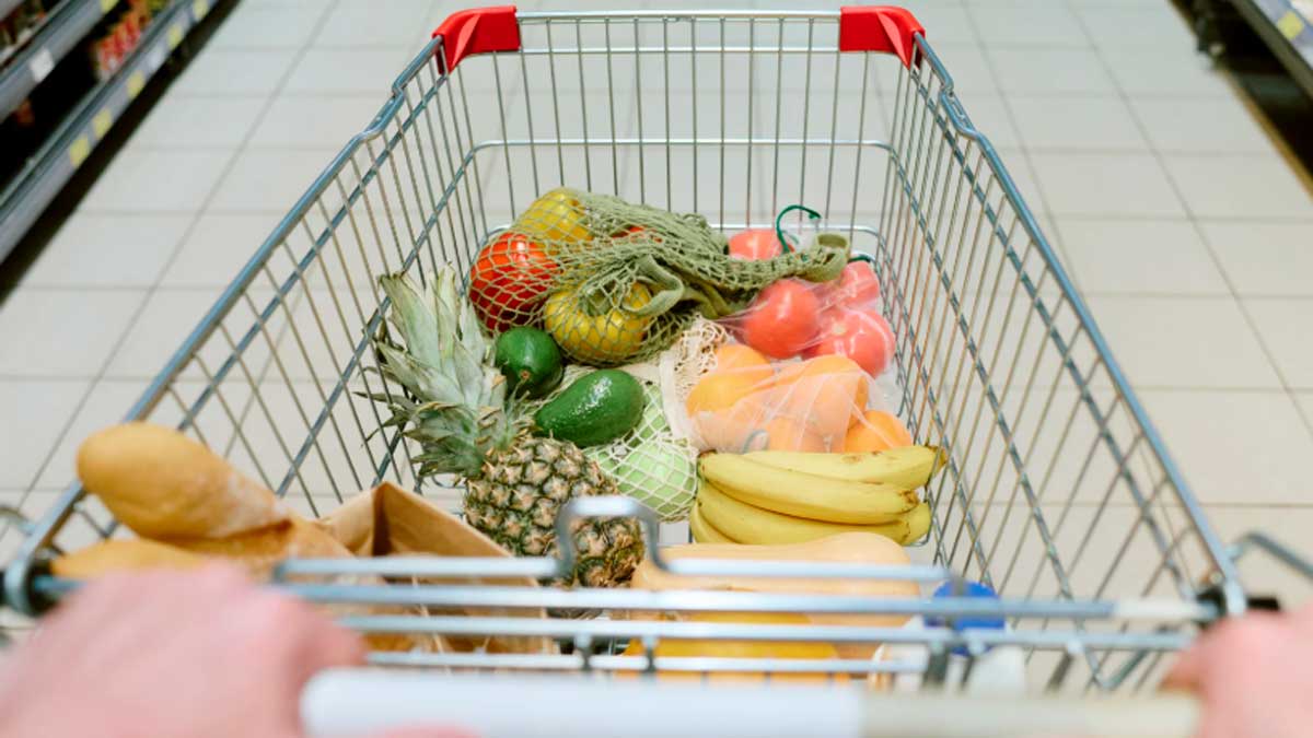 Carrito de supermercado con frutas y alimentos frescos para aplicar compra inversa y ahorrar en la cesta de la compra