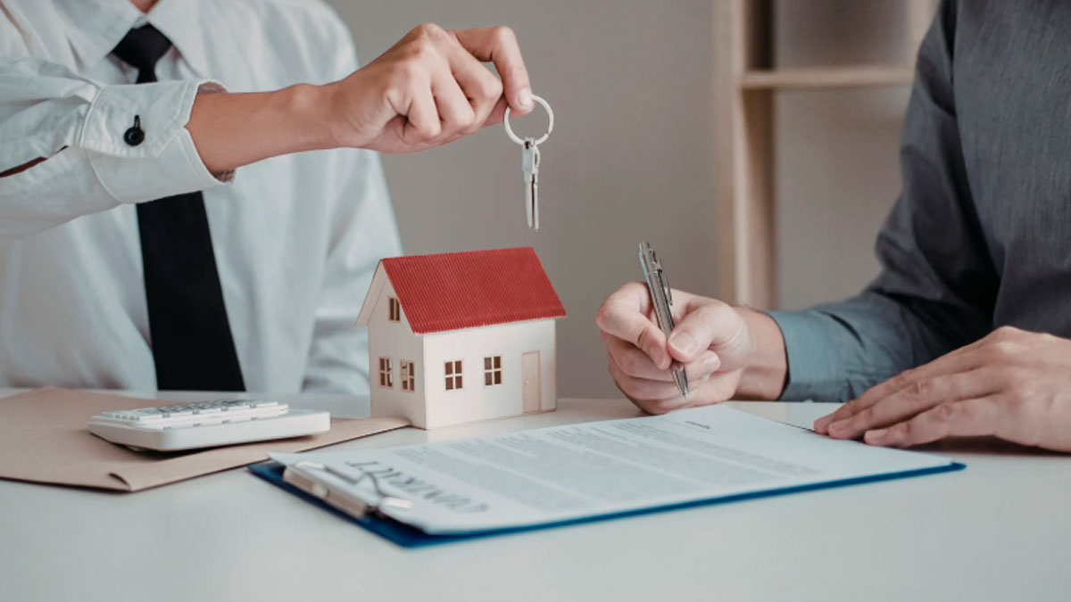 Firma de compra de piso con entrega de llaves y contrato de vivienda