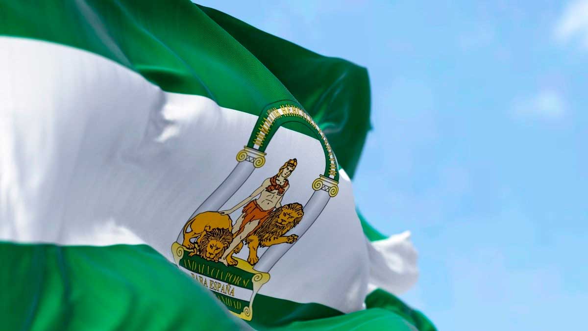 Bandera de Andalucía ondeando cielo azul elecciones andaluzas 2026 fechas