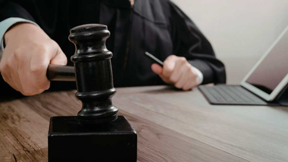 Juez dictando sentencia sobre despido improcedente durante baja médica