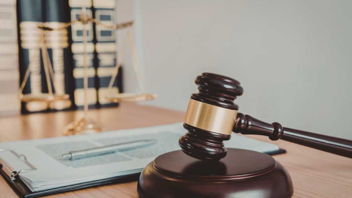 Martillo de juez sobre mesa simbolizando sentencia por despido improcedente
