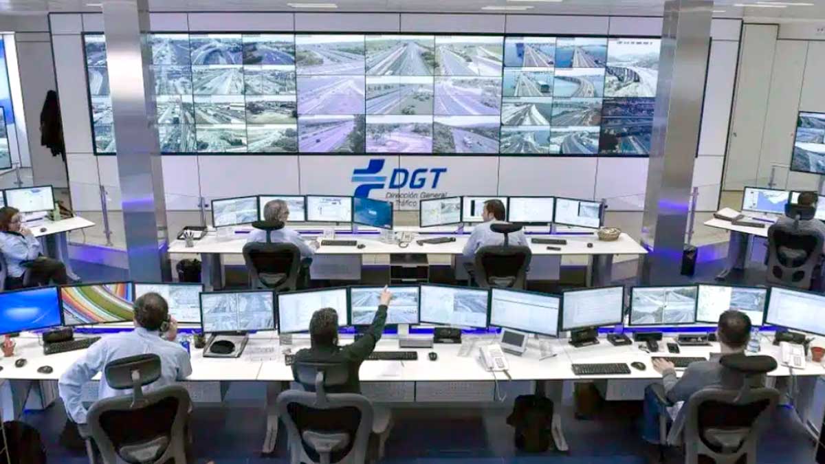 Centro de control de la DGT con pantallas de tráfico en tiempo real para vigilancia de carreteras