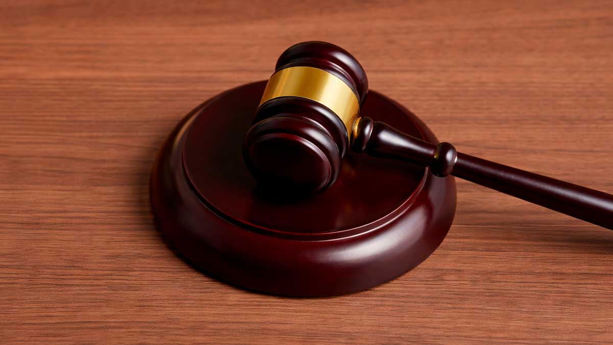 Mazo judicial sobre mesa de madera representando sentencia por contacto laboral fuera de horario y vulneración de derechos